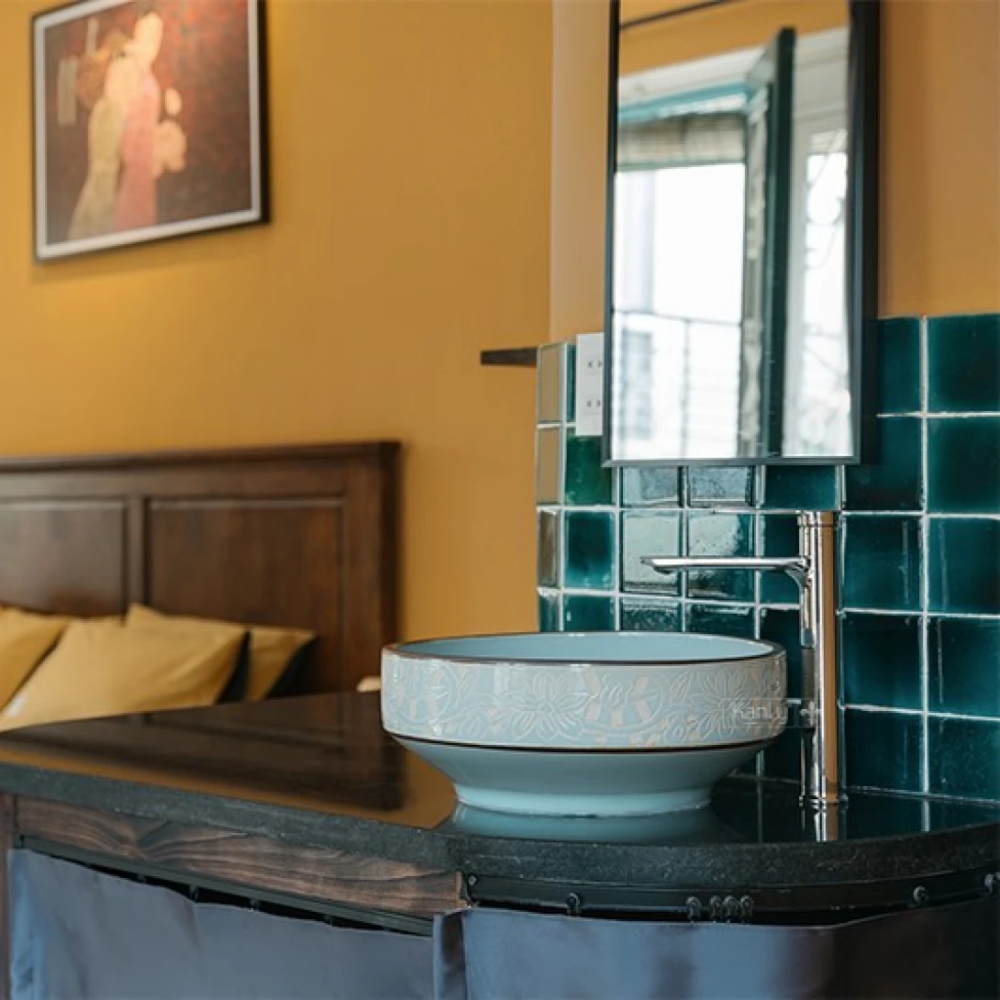 Ảnh công trình thực tế Chậu rửa mặt lavabo màu xanh Kanly SU111 đặt bàn sứ mỹ thuật 400x150mm