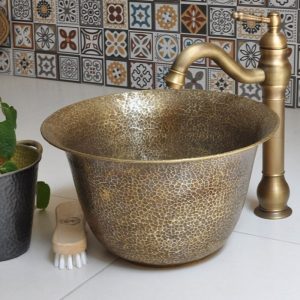 Ảnh công trình thực tế Chậu lavabo Kanly BN100 đặt bàn đồng thau kiểu cổ 340×200 mm