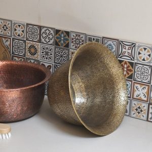 Ảnh công trình thực tế Chậu lavabo Kanly BN100 đặt bàn đồng thau kiểu cổ 340×200 mm