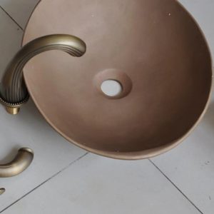 Ảnh công trình thực tế Chậu Lavabo Kanly BS048 đặt bàn đồng thau giả cổ 430x340x120 mm