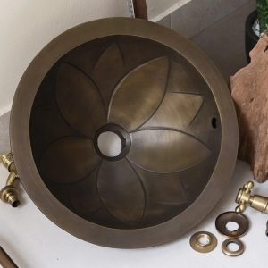 Ảnh công trình thực tế Chậu lavabo Kanly GCL02 đặt bàn đồng thau họa tiết cánh hoa sen 360×160 mm