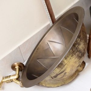 Ảnh công trình thực tế Chậu lavabo Kanly GCL02 đặt bàn đồng thau họa tiết cánh hoa sen 360×160 mm