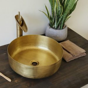 Ảnh công trình thực tế Chậu lavabo Kanly RSC401V đặt bàn phong cách đồng cổ 376×115 mm