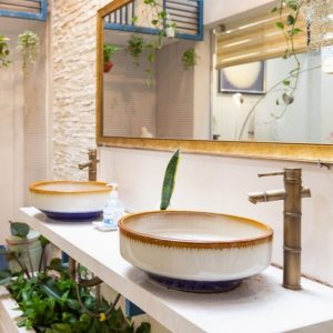 Ảnh công trình thực tế Chậu rửa mặt lavabo Kanly hoa văn nghệ thuật SU312 đặt bàn