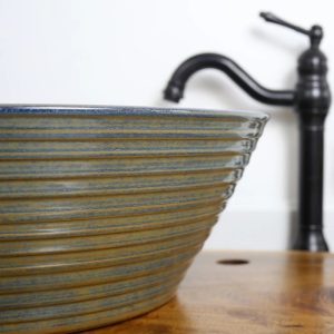 Ảnh công trình thực tế Chậu rửa mặt lavabo Kanly xanh SU018 đặt bàn sứ mỹ thuật 400×150 mm