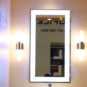 Ảnh công trình thực tế Gương Đèn Led Cảm Ứng Chữ Nhật Đứng Bản Viền Trắng Lớn Mài Cạnh Đình Quốc 72020C (500×700)