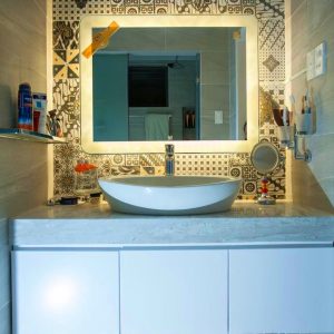 Ảnh công trình thực tế Gương Đèn Led Cảm Ứng Chữ Nhật Ngang Bản Viền Trắng Lớn Đình Quốc 67063 (450×600)
