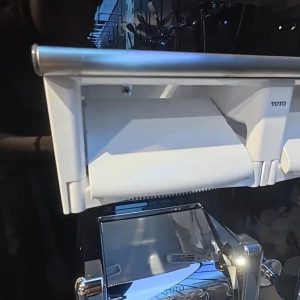 Ảnh công trình thực tế Lô giấy vệ sinh đôi TOTO YH702 nhựa kết hợp thép không gỉ