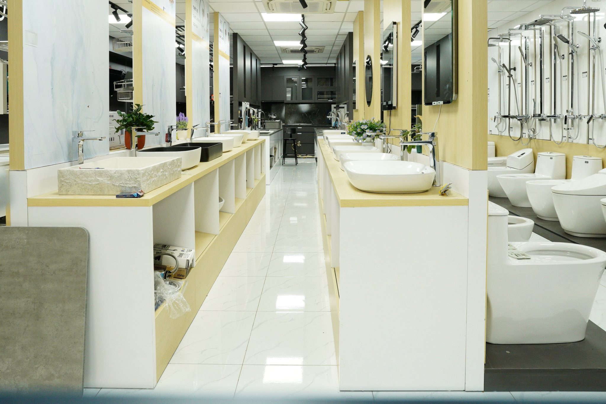 Khu trưng bày lavabo và gương tầng 2 showroom KQT Luxury TP. Hồ Chí Minh