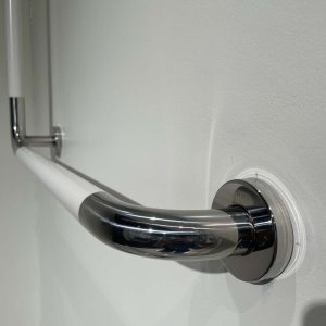 Ảnh công trình thực tế Thanh tay vịn chữ L TOTO T114CL9R#NW1 kèm 3 bệ đỡ T110D3R