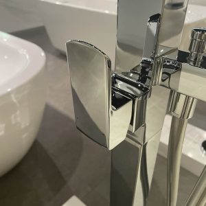 Ảnh công trình thực tế Vòi xả bồn tắm đặt sàn TOTO TBG02306BA nóng lạnh bán rời