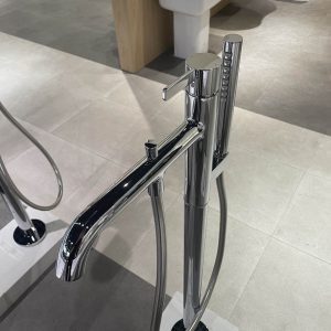Ảnh công trình thực tế Vòi xả bồn tắm đặt sàn TOTO TBG11306AA nóng lạnh bán rời