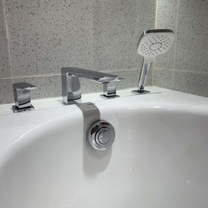 Ảnh công trình thực tế Vòi xả bồn tắm TOTO TBG02202BB nóng lạnh kèm tay sen dòng GR