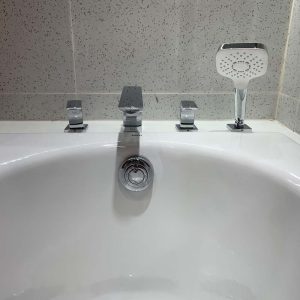 Ảnh công trình thực tế Vòi xả bồn tắm TOTO TBG02202BB nóng lạnh kèm tay sen dòng GR