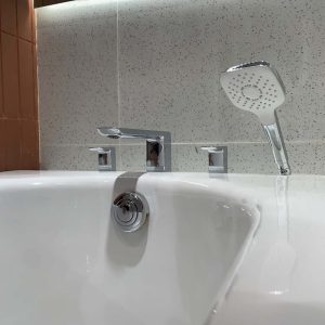 Ảnh công trình thực tế Vòi xả bồn tắm TOTO TBG02202BB nóng lạnh kèm tay sen dòng GR